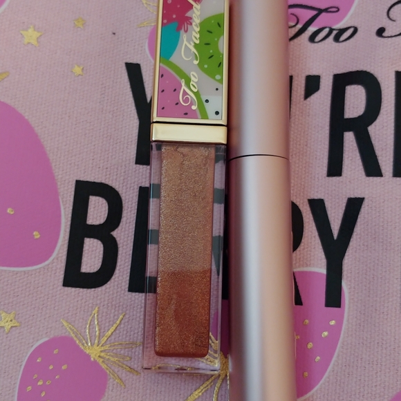 💖FIRM! NWT TOO FACED BERRY CHRISTMAS TO YOU LIMITED EDITION BOX SET - Picture 12 of 16